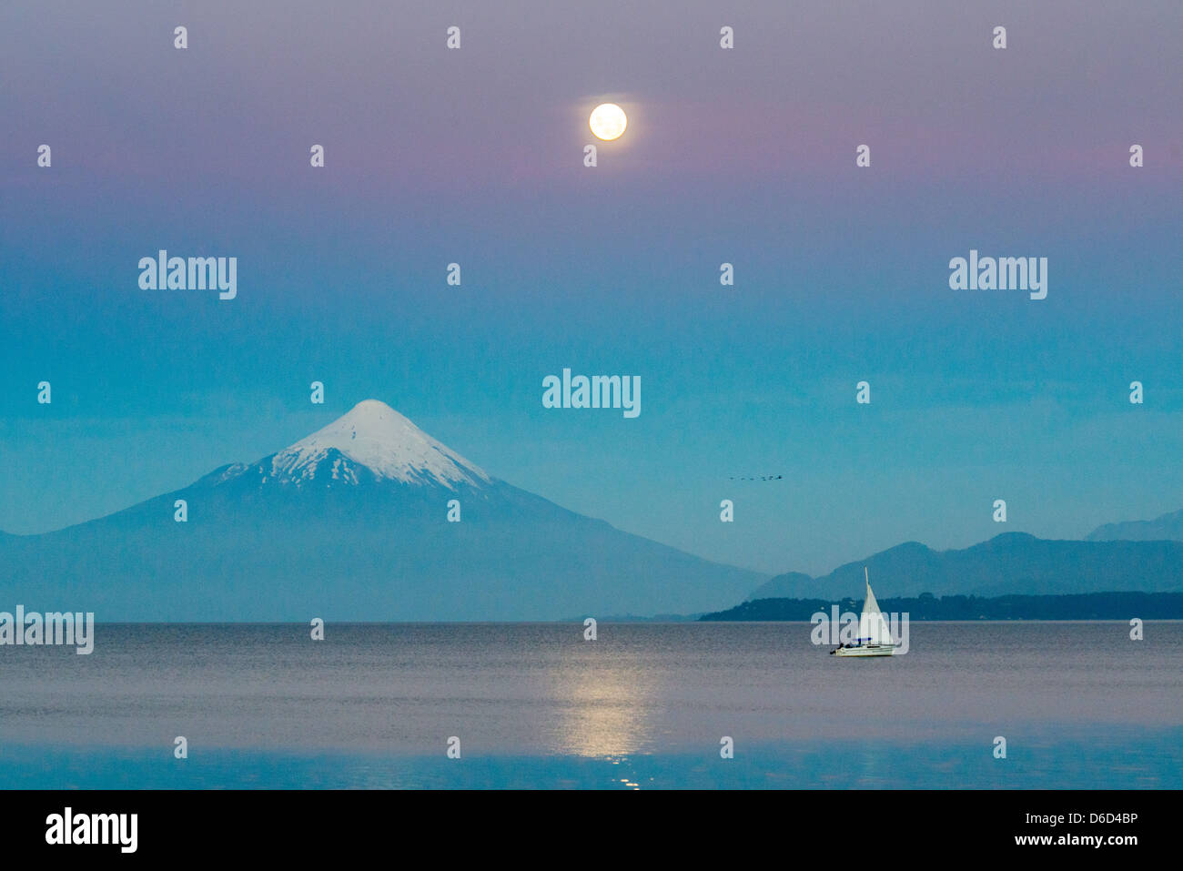 El lago Llanquihue y al volcán Osorno en Puerto Varas, Chile austral Provincia de Llanquihue, Región de Los Lagos Foto de stock