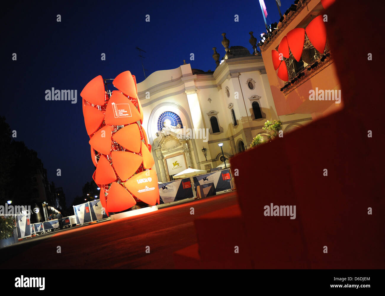 Vista exterior del Palacio del Cine en la noche durante el 69º Festival Internacional de Cine de Venecia en Venecia, Italia, 6 de septiembre de 2012. Foto: Jens Kalaene Foto de stock