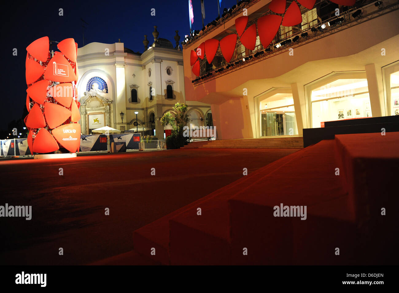 Vista exterior del Palacio del Cine en la noche durante el 69º Festival Internacional de Cine de Venecia en Venecia, Italia, 6 de septiembre de 2012. Foto: Jens Kalaene Foto de stock