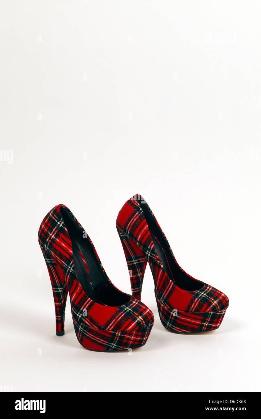 Womens muy altos tacones en rojo material tartan Plaid Fotografía de stock -