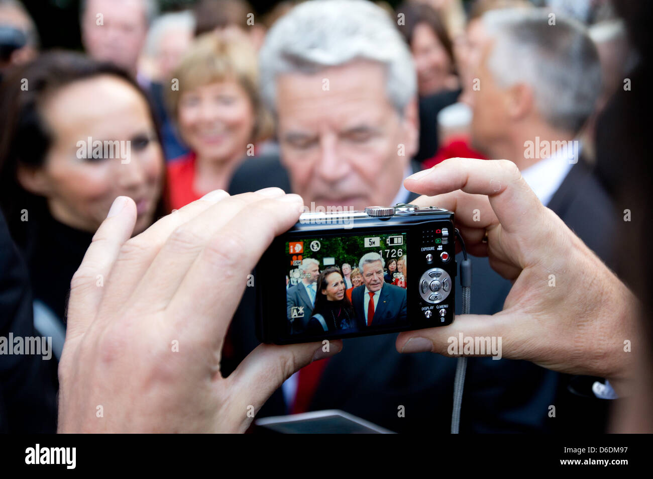 El Presidente alemán Joachim Gauck (C) se fotografió al ciudadano festival en el jardín del palacio de Bellevue en Berlín, Alemania, 08 de septiembre de 2012. Alrededor de 4.000 ciudadanos dedicados voluntariamente principalmente fueron invitados por el Presidente a unirse a las festividades. Foto: Kay Nietfeld Foto de stock
