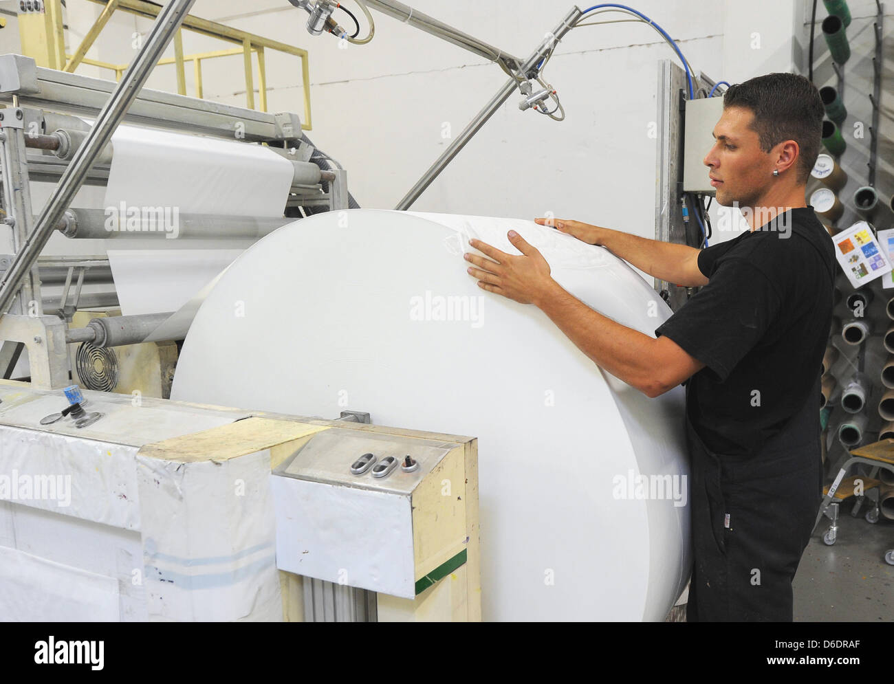 Empleado de fábrica Martin Lodwig carga un gran rollo de papel para la  producción de servilletas de Navidad en la fábrica de Victorgroup a  Neuruppin, Alemania, 05 de septiembre de 2012. Alrededor