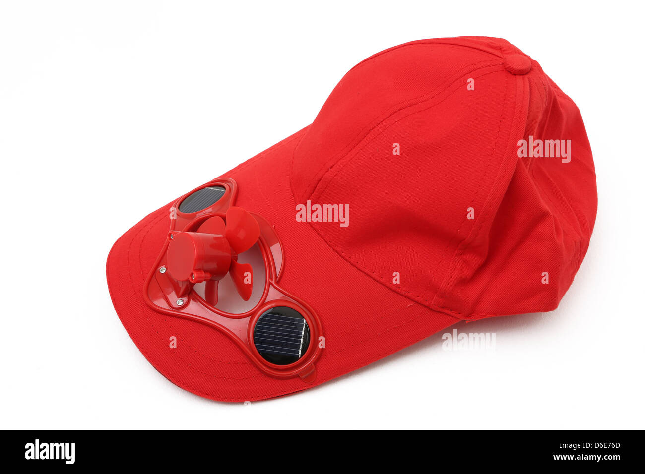 Gorra roja con ventilador alimentado con energía solar Foto de stock