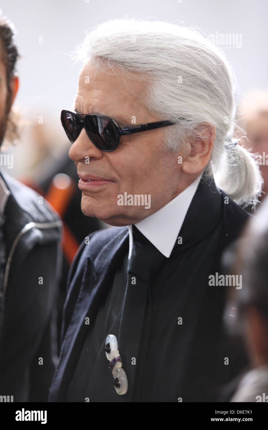 Karl Lagerfeld asiste a la colección de ropa de hombre Dior Homme  Primavera-Verano 2014 Colección de ropa de hombre en París, Francia el 29  de junio de 2013 durante la Semana de