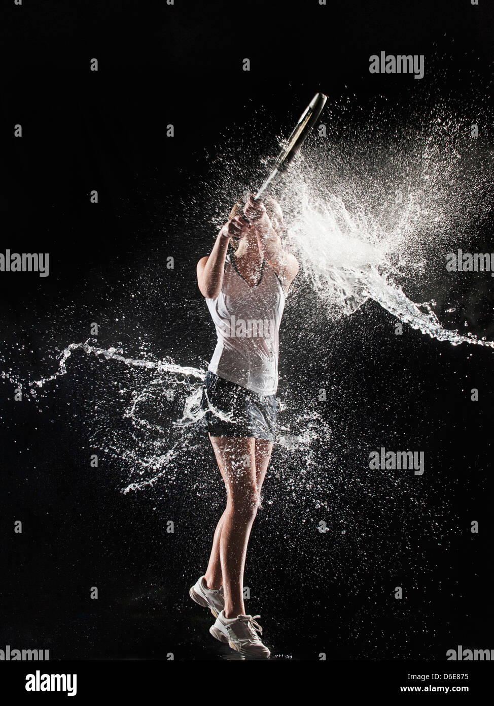 Jugador de tenis caucásica chapoteando en el agua Foto de stock