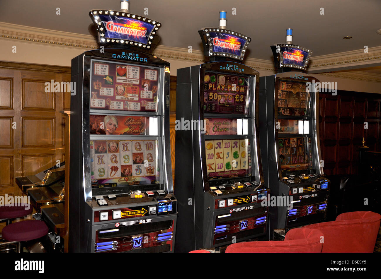 La máquina tragaperras de casino Tragaperras de frutas english dinero fortuna cuatro mil libras de juegos ganador de jackpot gamble Foto de stock