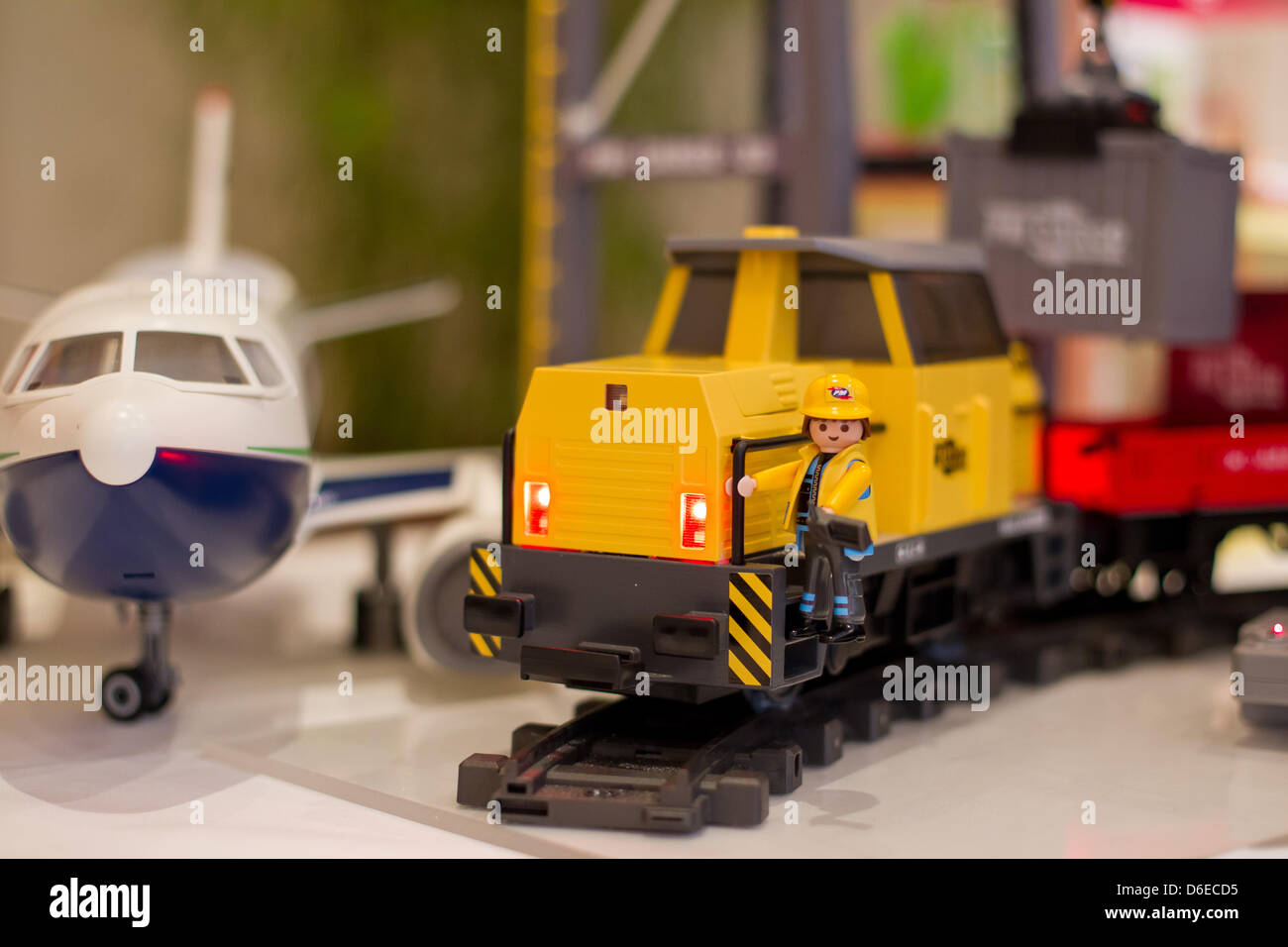 La "RC", un tren de carga eléctrica y un terminal de carga y de pasajeros  por avión fabricante de juguetes Playmobil están en exhibición en ocasión  de la próxima feria de juguetes