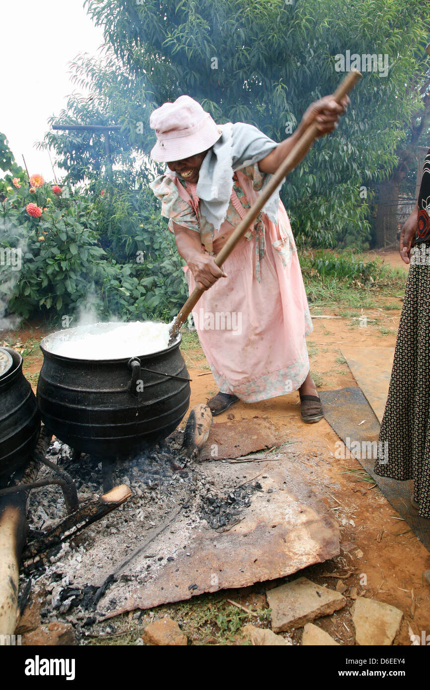 Mujer africana cocinando en una olla grande fotografías e imágenes de alta  resolución - Alamy