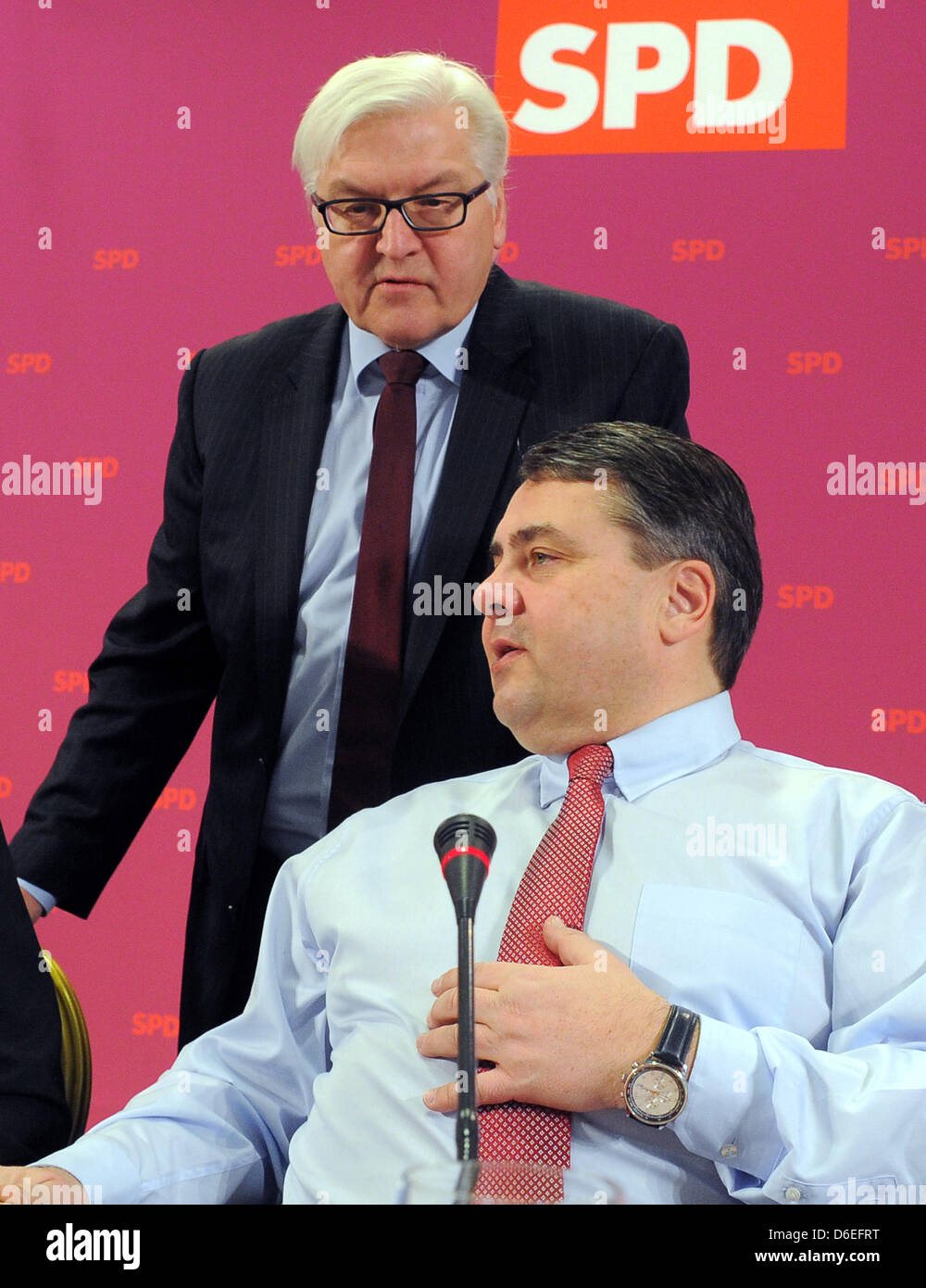 El presidente del Partido Social Demócrata de Alemania (SPD), Sigmar Gabriel (R) habla con fracción presidente Frank Walter Steinmeier en la primera convención de SPD 2012 en el Inselhotel en Potsdam, Alemania, el 30 de enero de 2012. Foto: BERND SETTNIK Foto de stock