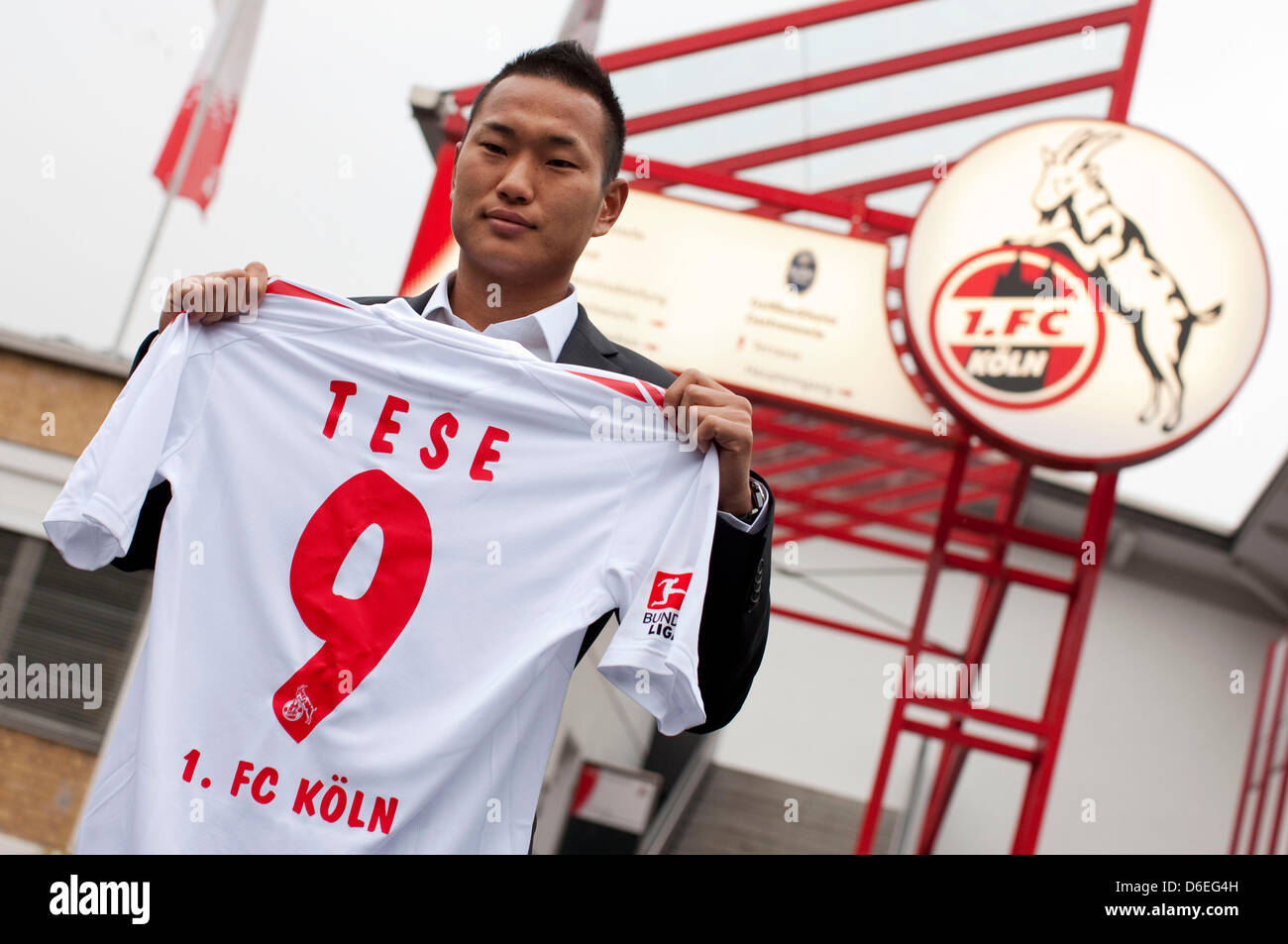 Jugador de fútbol de Corea del Norte Chong Tese posa para una foto con su  nueva jersey delante de la 1. FC Colonia sede en Colonia, Alemania, el 30  de enero de