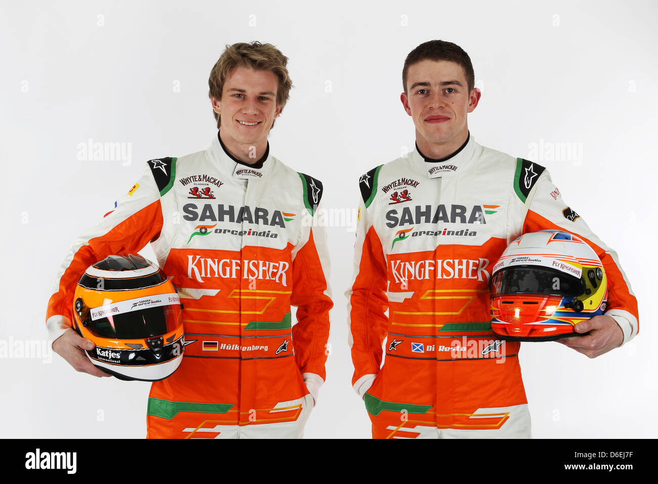 (L A R): Nico Hulkenberg (GER) y Paul di Resta (GBR) - Sahara Force India Formula One Team - Conductor Studio Photoshoot - Silverstone, REINO UNIDO, 02.02.2012 - Sahara Force India Formula One Team Copyright Free image Foto de stock