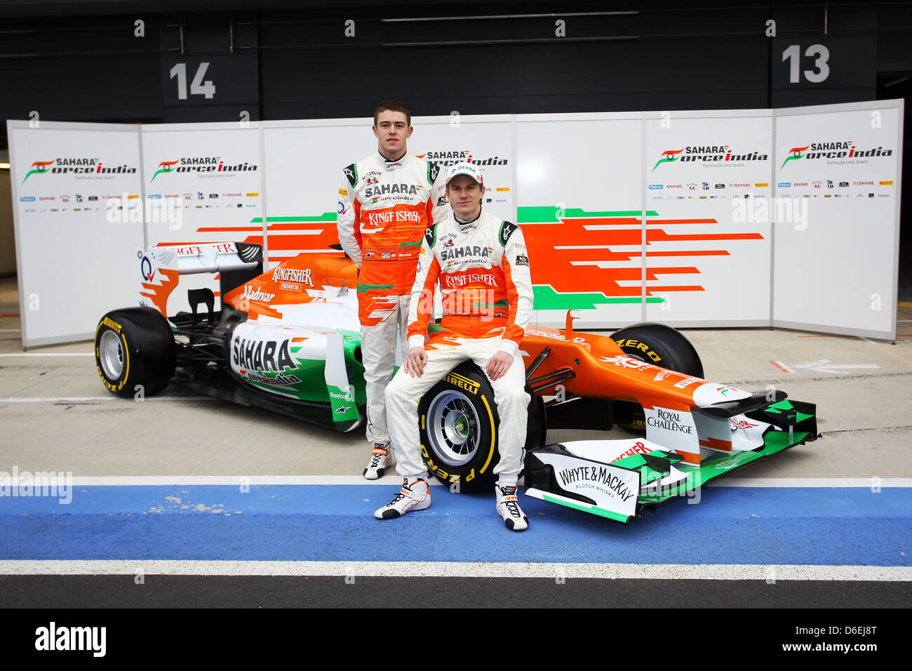 Nico Hulkenberg (GER) y Paul di Resta (GBR) . Sahara Force India Formula One Team - VJM05 Lanzamiento - Silverstone (Reino Unido), 03.02.2012 - Sahara Force India Formula One Team Copyright Free image Foto de stock