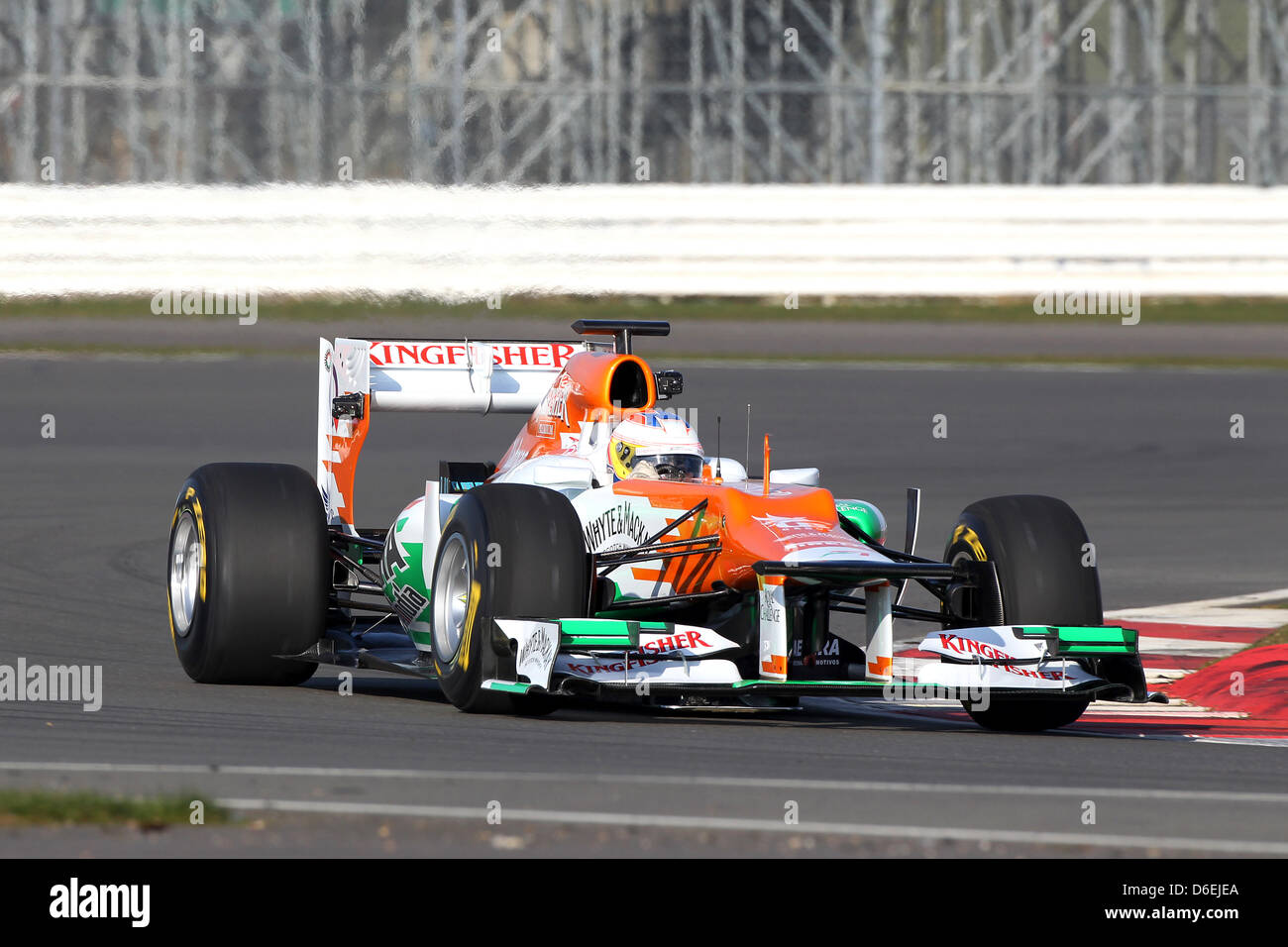 Piloto de Fórmula 1 británico Paul di Resta impulsa el nuevo coche de carreras VJM05 desde el Sahara Force India Formula One team durante su presentación en Silverstone, en Gran Bretaña, el 03 de febrero de 2012. Foto: Force India (Atención: sólo para uso editorial!). Foto de stock