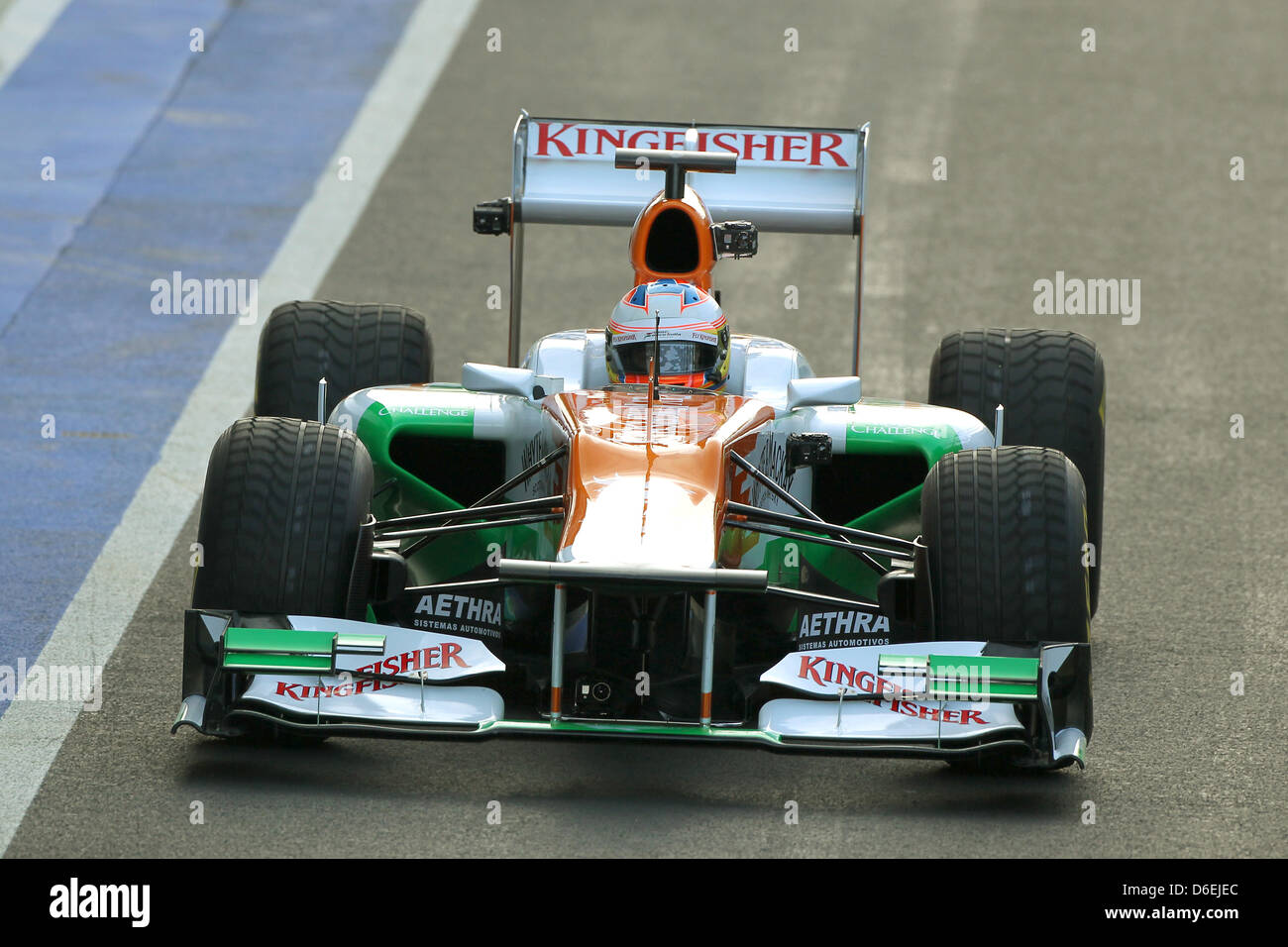 Piloto de Fórmula 1 británico Paul di Resta impulsa el nuevo coche de carreras VJM05 desde el Sahara Force India Formula One team durante su presentación en Silverstone, en Gran Bretaña, el 03 de febrero de 2012. Foto: Force India (Atención: sólo para uso editorial!). Foto de stock