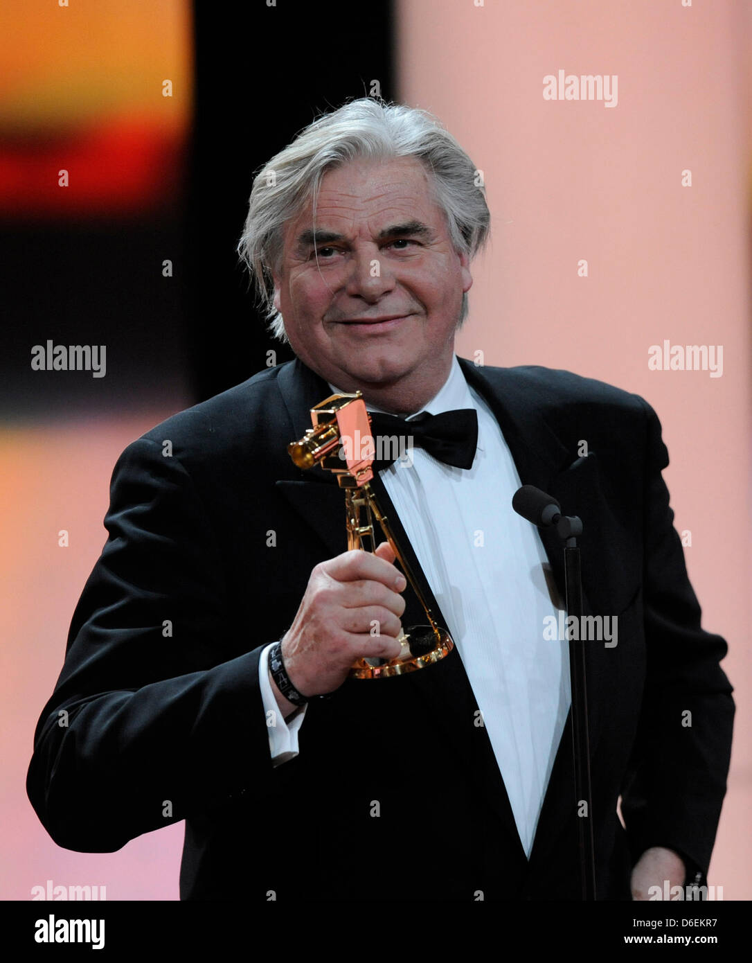 El actor alemán Peter Simonischek sostiene el trofeo en la categoría "Mejor actriz alemana' durante la 47ª ceremonia de entrega del premio Cámara de Oro en Berlín, Alemania, 4 de febrero de 2012. El galardón premia logros sobresalientes en la televisión, el cine y el entretenimiento. Nina Kunzendorf, quien recibió el premio de mejor actriz alemana no pudo participar debido a la enfermedad. Foto: Maurizio Gambarini dpa/lbn +++(c Foto de stock