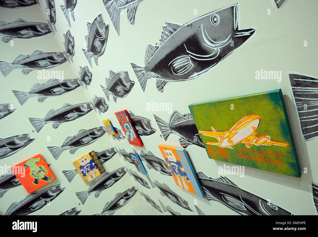 "La Infancia/Pinturas de juguete" (1983) por Andy Warhol se presentan en el "papel tapiz" Andy Warhol durante la exposición 'Ménage à trois - Warhol, Basquiat, Clemente' en el Salón de Arte y Exposiciones de la República Federal de Alemania en Bonn, Alemania, 07 de febrero de 2012. La exposición estará abierta al público del 10 de febrero al 20 de mayo de 2012. Foto: HENNING KAISER Foto de stock
