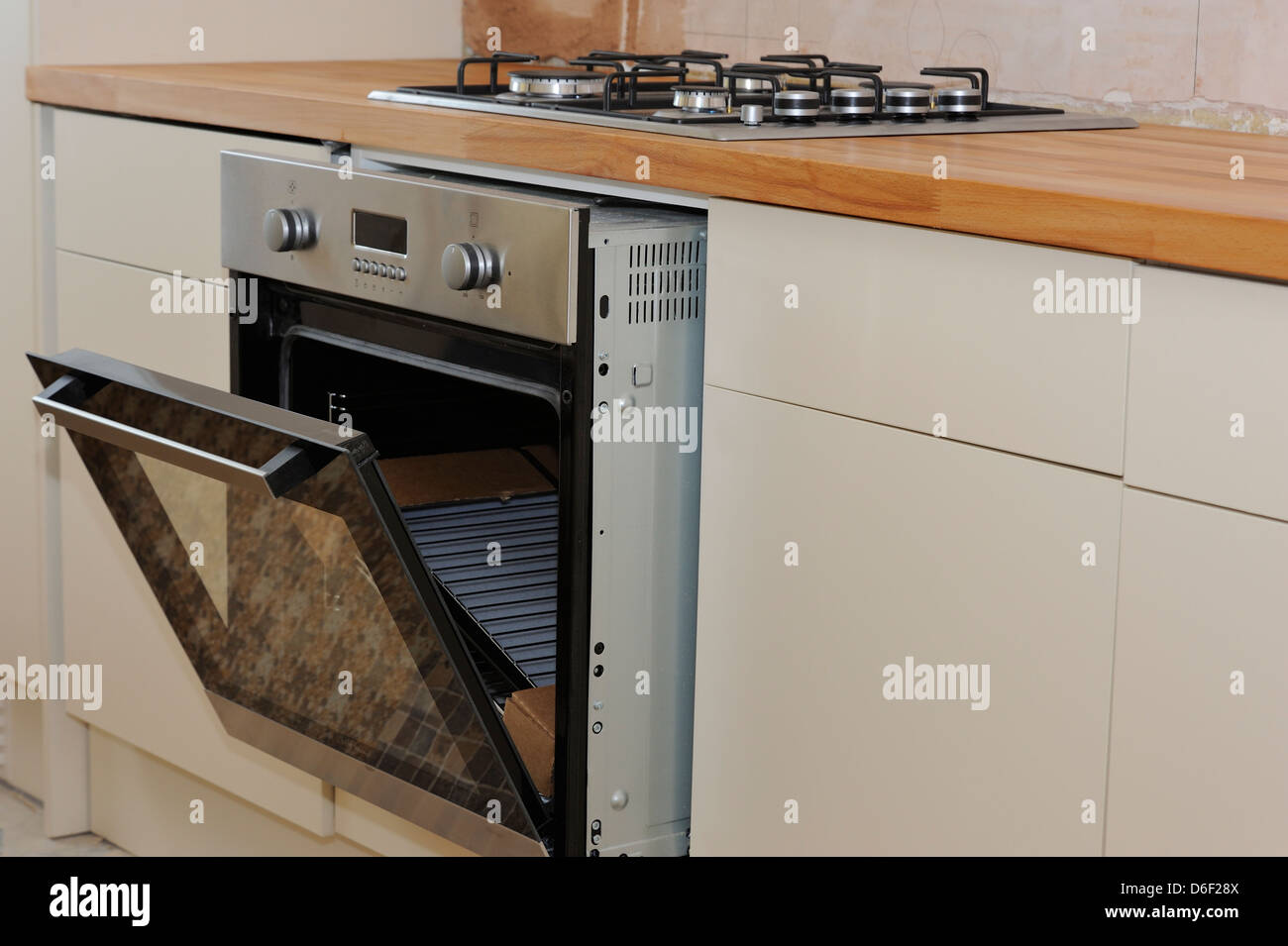 Un nuevo horno eléctrico y encimera de gas está montado en una remodelación  de la cocina a medida Fotografía de stock - Alamy