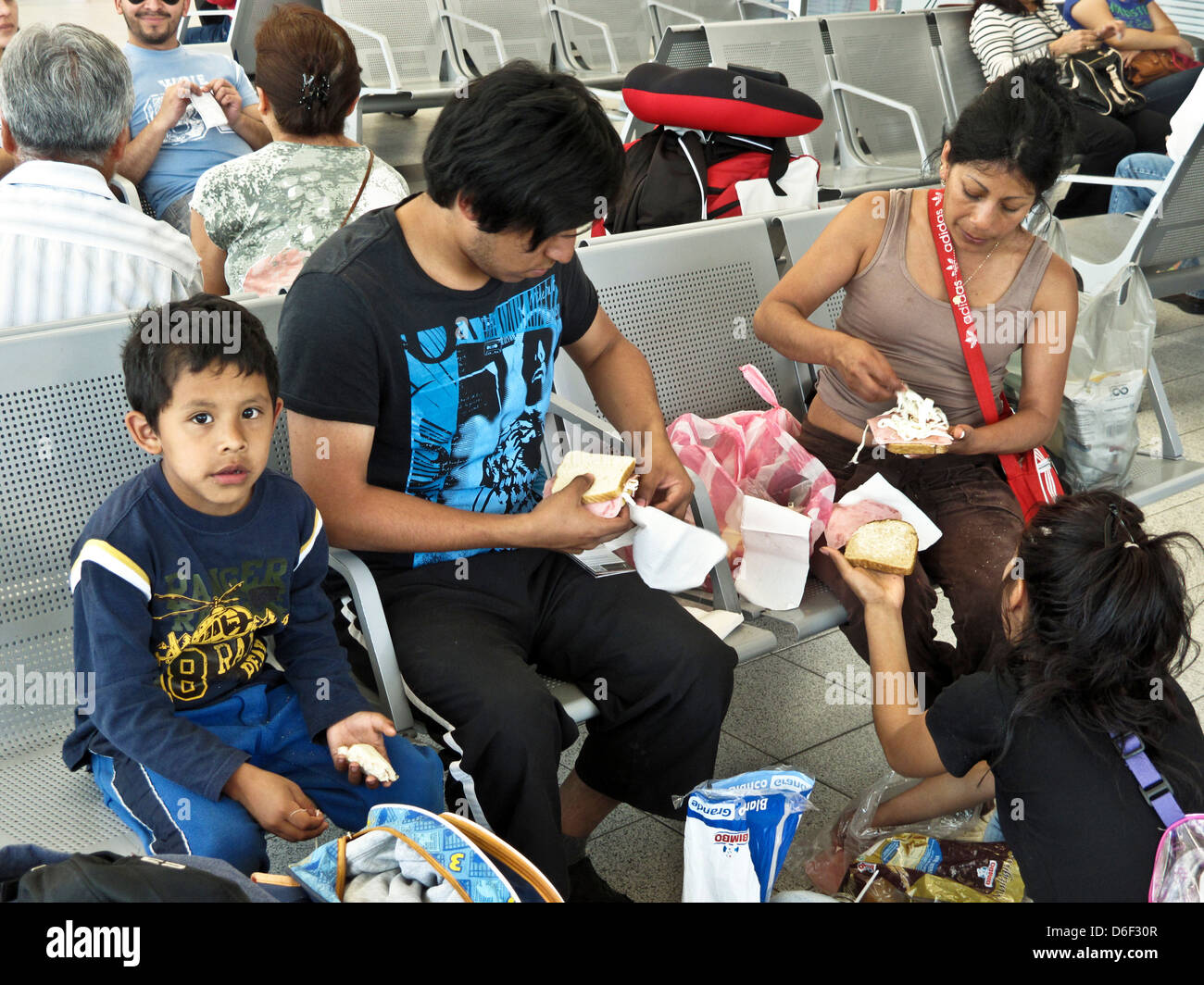Familia Mexicana Con 2 Ninos Divertirse Ad Hoc Desordenado Almuerzo Picnic En La Sala De Espera De La Terminal De Autobuses De Primera Clase Oaxaca Mexico Fotografia De Stock Alamy