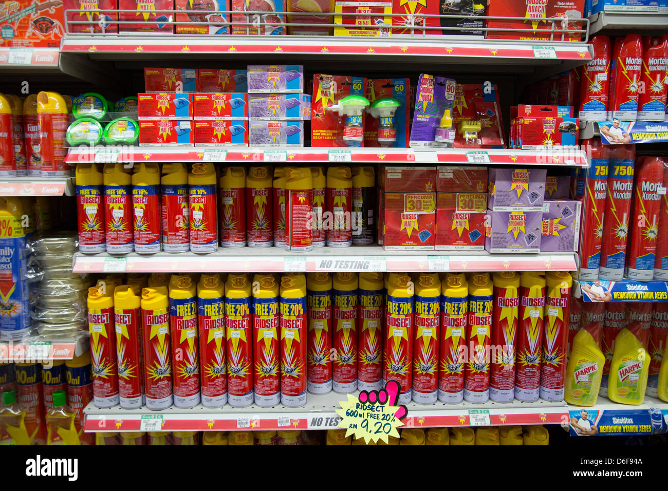 Supermercados en Sandakan Borneo repleta con una enorme variedad de mosquito y repelentes de insectos Foto de stock