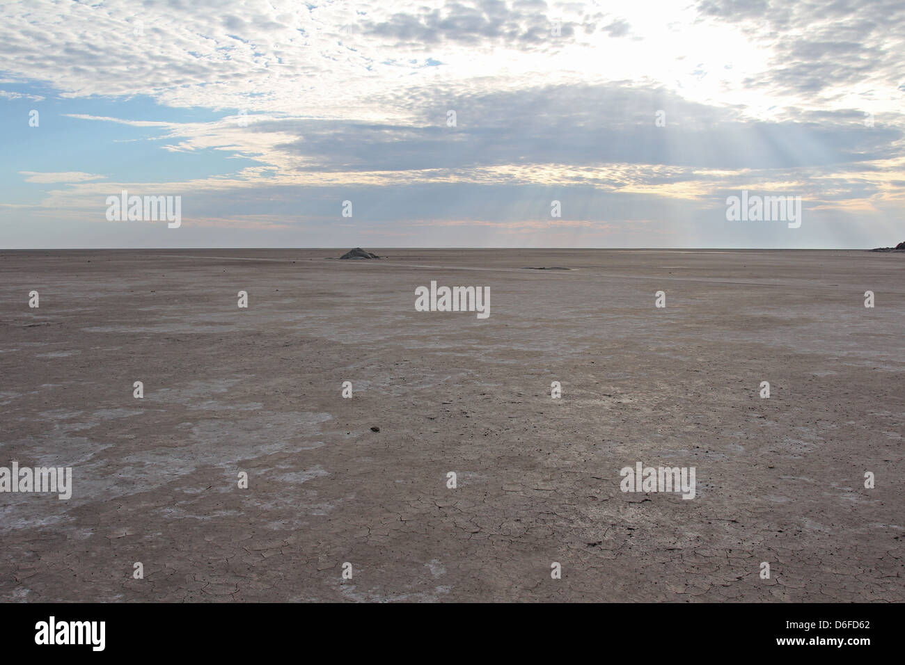 Sua Pan de sal cerca de Kubu Island en el sol de la mañana, Makgadikgadi pans, Botswana Foto de stock