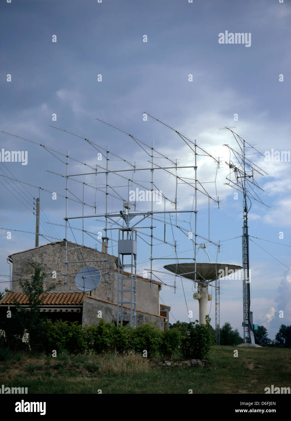 El sistema de antena de radio aficionado de comunicación terrestre  Tierra-Luna Fotografía de stock - Alamy