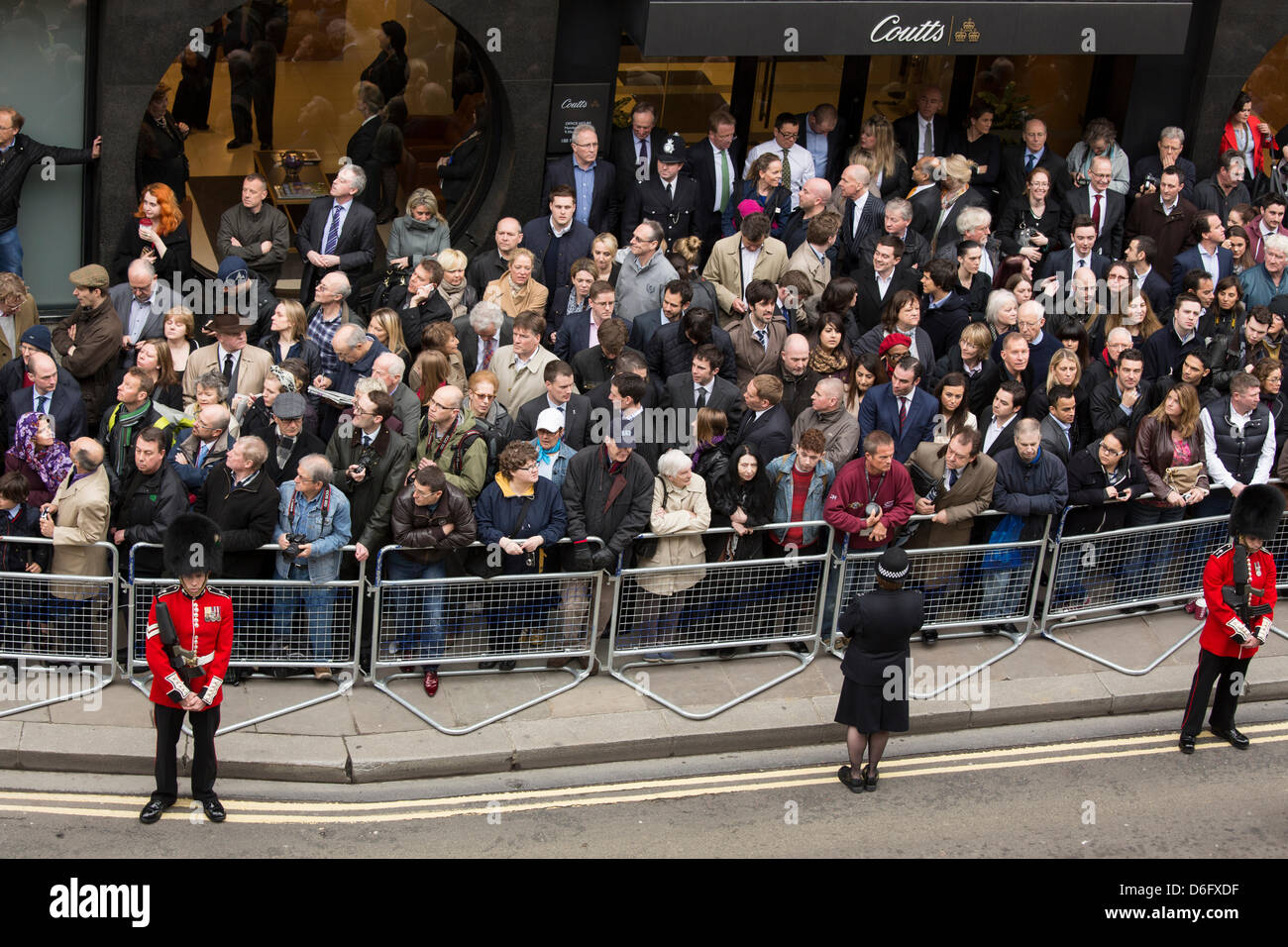 Londres, Reino Unido, 17 de abril de 2013. Las multitudes se reúnen fuera de Coutts Bank en Fleet Street, a la espera de ver a Margaret Thatcher del ataúd adoptadas por la cureña de St Paul's Cathedral. Crédito: Foto de stock