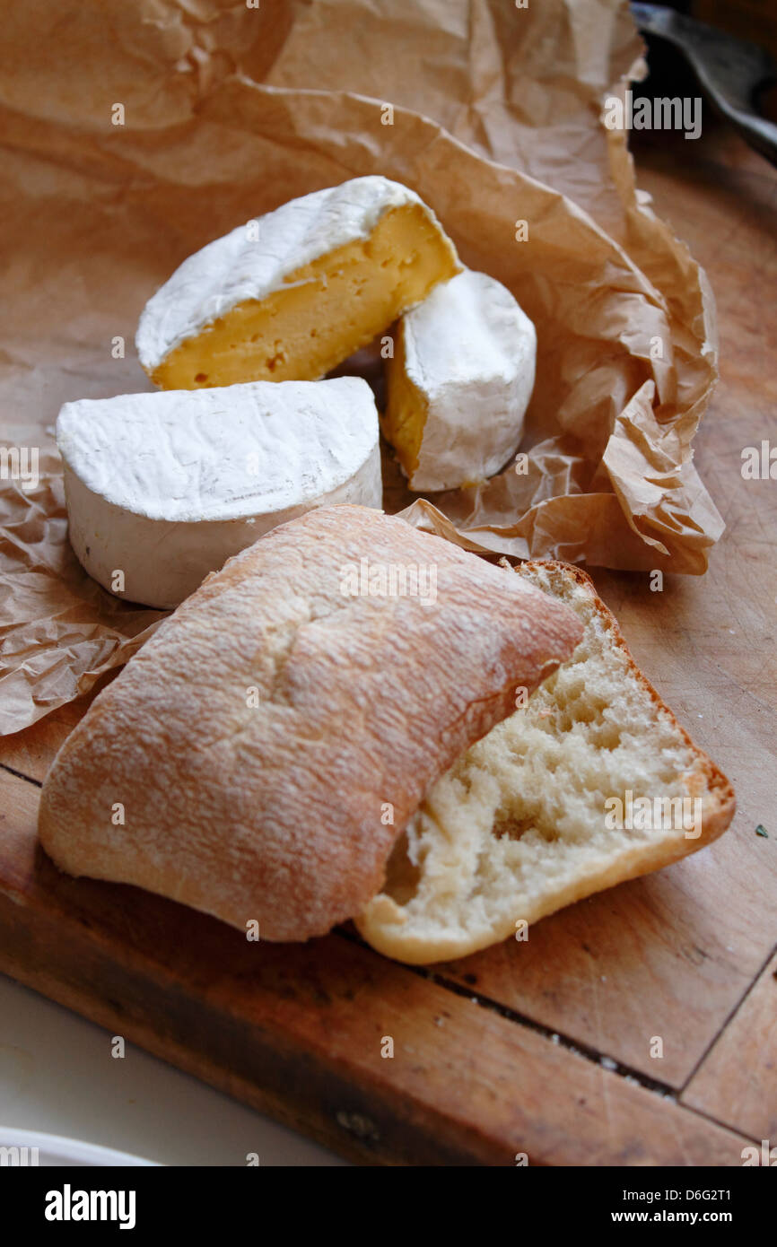 La leche de vaca queso de pasta blanda con pan ciabatta Foto de stock