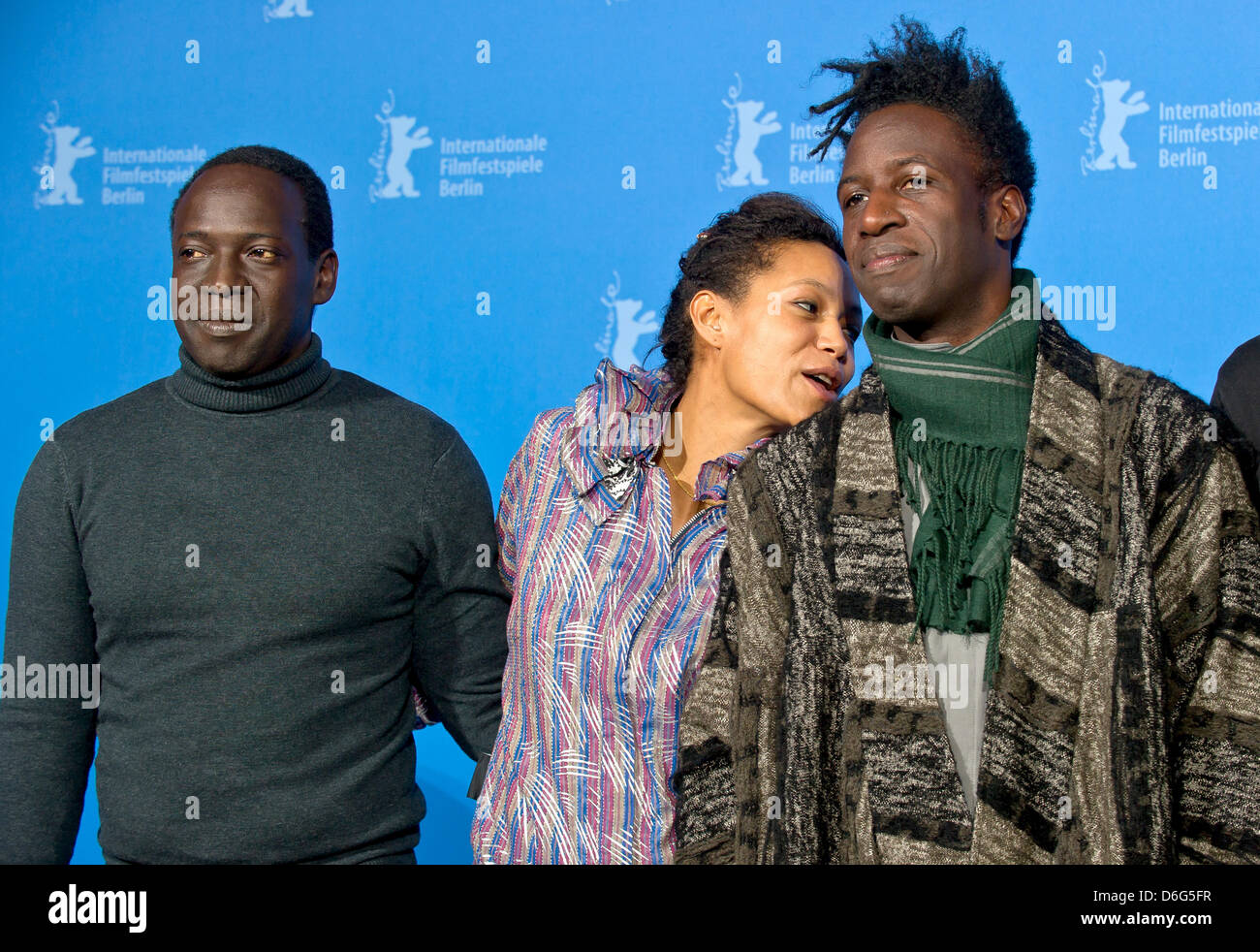 Actor Djolof_M Bengue (l-r), mejor actriz y actor Anisia Uzeyman Saul Williams están posando en un photocall para la película "Tey' (Aujourd hui_) durante la 62ª edición del Festival Internacional de Cine de Berlín, en Berlín, Alemania, el 10 de febrero de 2012. La película se presentó en competición en la 62ª edición de la Berlinale ejecutándose desde el 09 al 19 de febrero. Foto:Tim Brakemeier dpa/lbn Foto de stock