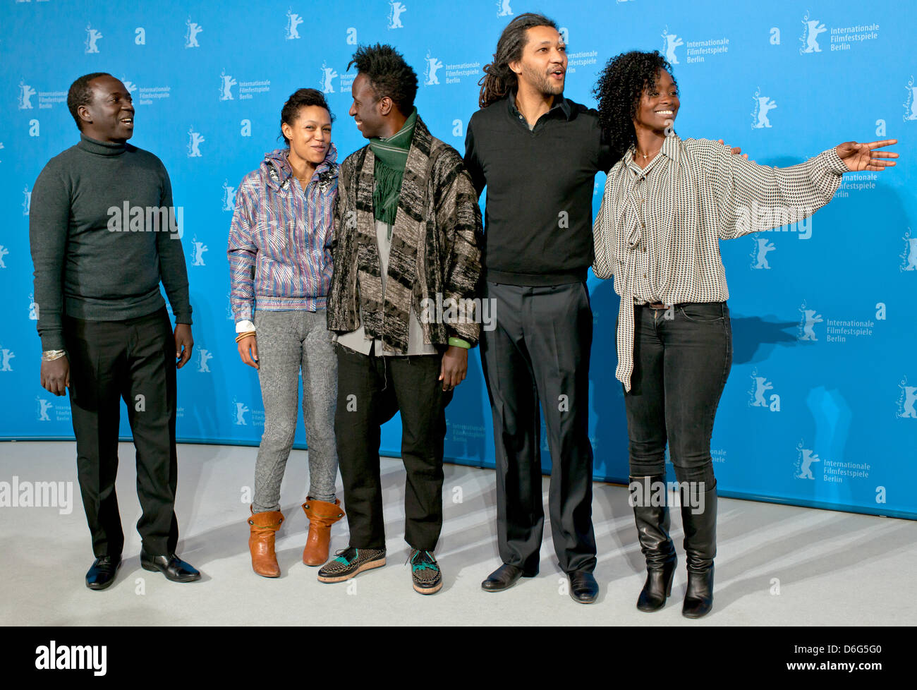Actor Djolof_M Bengue (l-r), la actriz Anisia Uzeyman, actor Saul Williams, director Alain Gomis y actriz Aissa Maiga son posando en un photocall para la película "Tey' (Aujourd hui_) durante la 62ª edición del Festival Internacional de Cine de Berlín, en Berlín, Alemania, el 10 de febrero de 2012. La película se presentó en competición en la 62ª edición de la Berlinale ejecutándose desde el 09 al 19 de febrero. Foto:Tim Brakemeier dp Foto de stock