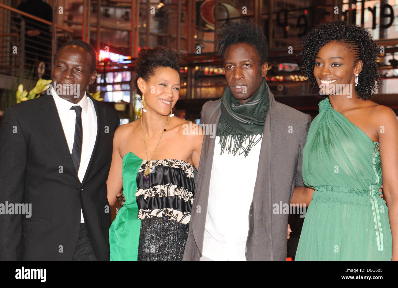 Actor Djolof M'Bengue, actriz Anisia Uzeyman (L-R), el actor Saul Williams y la actriz Aissa Maiga llegar para el estreno de la película "Tey' (_Aujourd'hui_) durante la 62ª edición del Festival Internacional de Cine de Berlín, en Berlín, Alemania, el 10 de febrero de 2012. La película se presentó en competición en la 62ª edición de la Berlinale ejecutándose desde el 09 al 19 de febrero. Foto: Britta Pedersen dpa Foto de stock