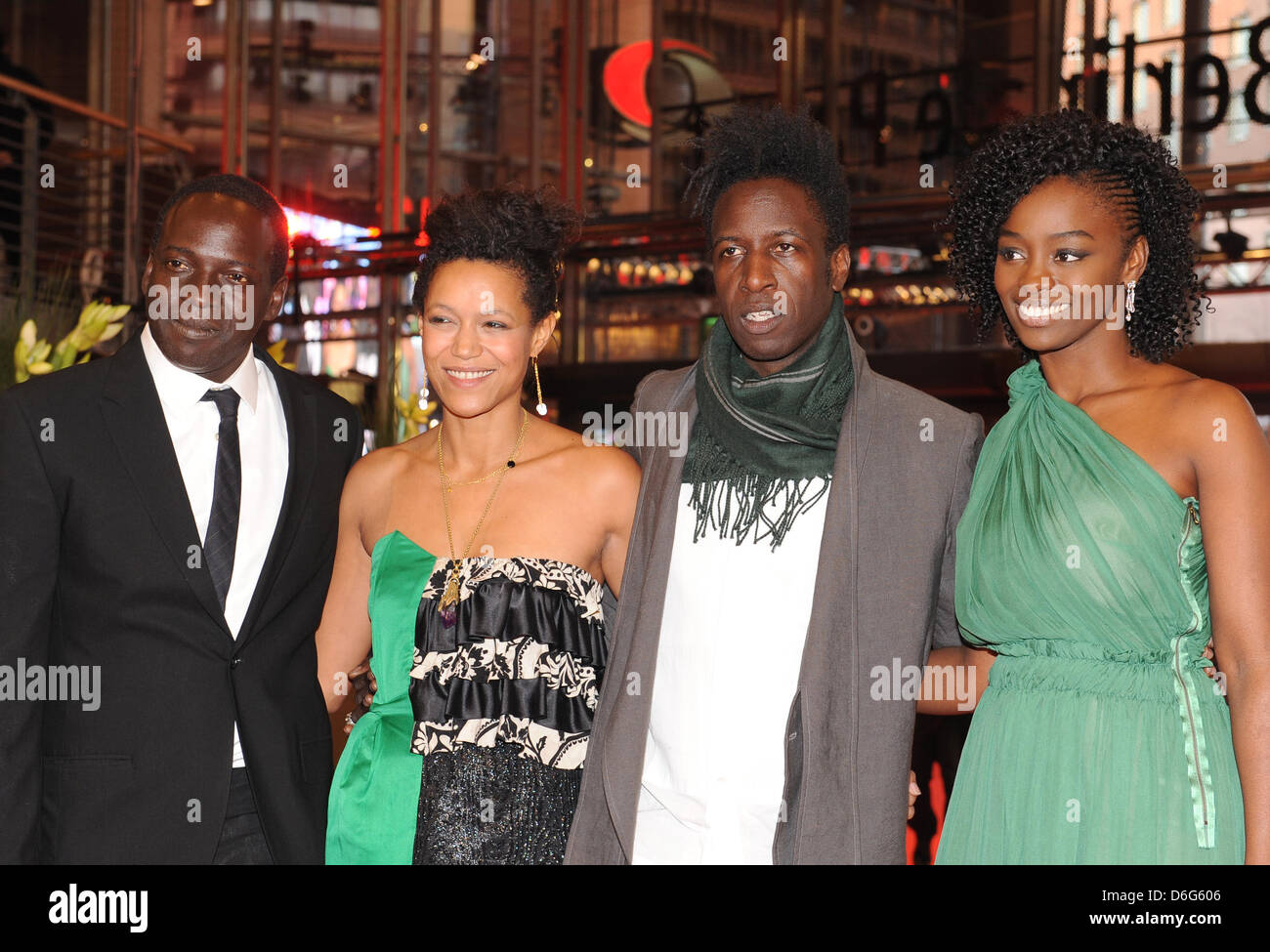 Actor Djolof M'Bengue, actriz Anisia Uzeyman (L-R), el actor Saul Williams y la actriz Aissa Maiga llegar para el estreno de la película "Tey' (_Aujourd'hui_) durante la 62ª edición del Festival Internacional de Cine de Berlín, en Berlín, Alemania, el 10 de febrero de 2012. La película se presentó en competición en la 62ª edición de la Berlinale ejecutándose desde el 09 al 19 de febrero. Foto: Britta Pedersen dpa Foto de stock