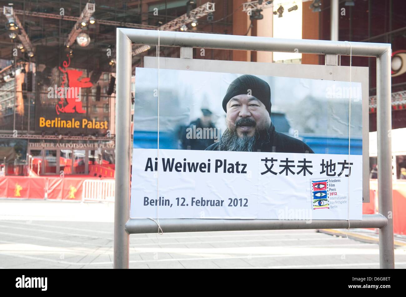 Un cartel que dice 'Ai Weiwei Platz' se cuelga en la parte superior del nombre original del lugar 'Marlene-Dietrich-Platz', el 12 de febrero de 2012 en Berlín, Alemania. El signo debe permanecer en su lugar por un día y apunta a aumentar la atención a la situación de la artista chino. Foto: Sebastian Kahnert dpa +++(c) dpa - Bildfunk+++ Foto de stock