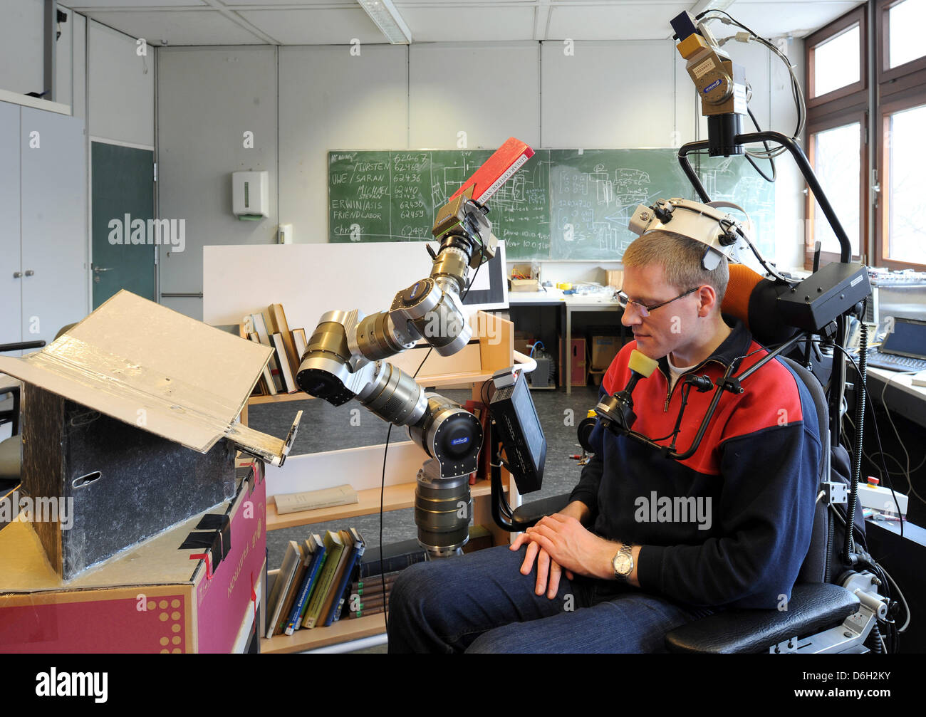 El matemático Torsten Heyer demuestra la combinación de un brazo robótico y  una silla de ruedas para personas con grave discapacidad física en el  Instituto de automatización (IAT) de la Universidad de