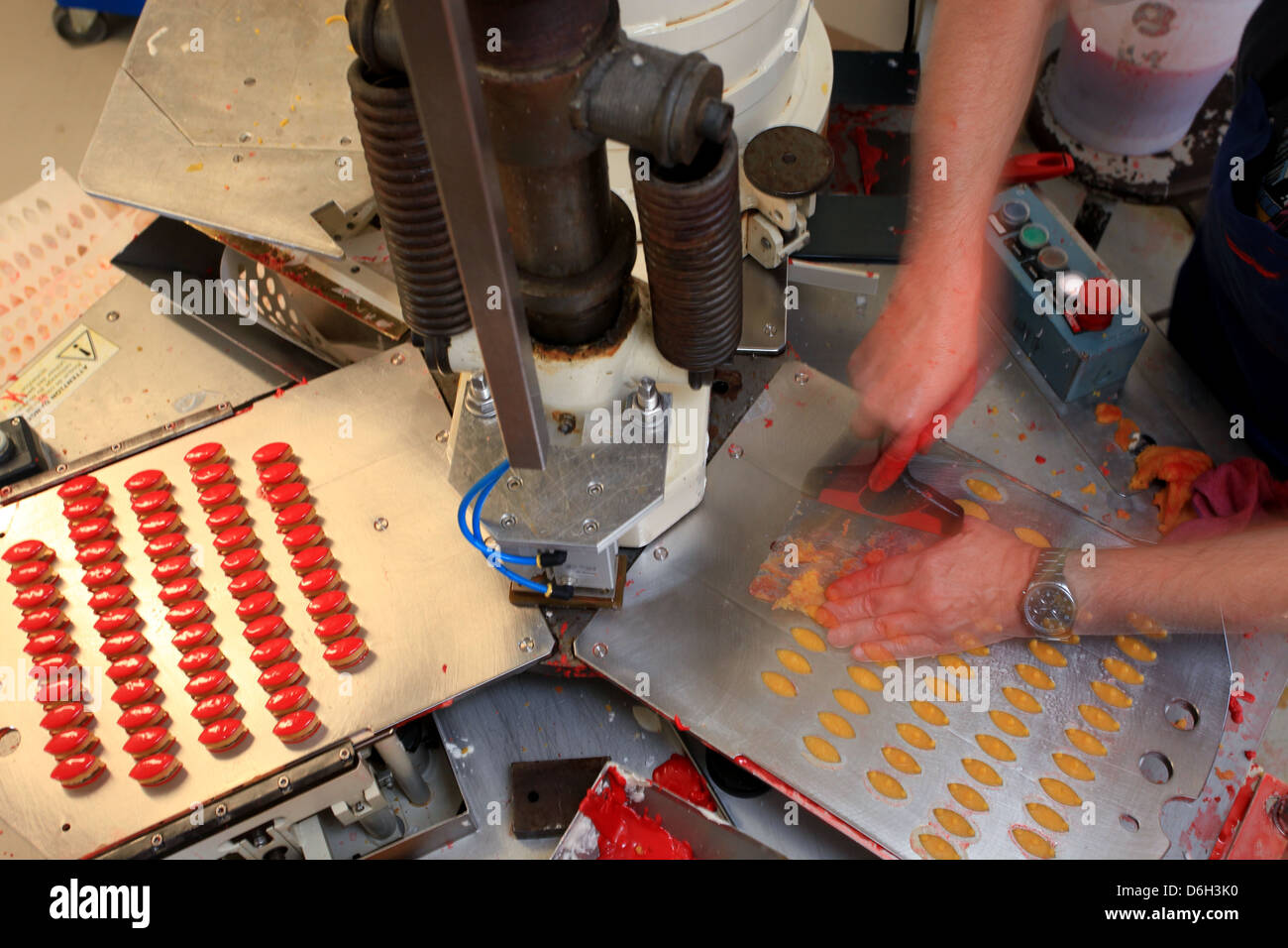 Los Calissons fabricación en Aix en Provence, Bouches du Rhône, 13, tepezcuintle, Francia Foto de stock