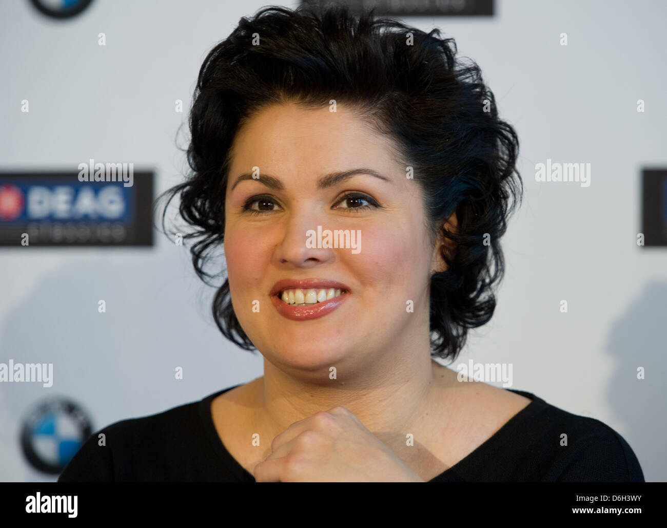 La soprano rusa Anna Netrebko habla en una conferencia de prensa en el Kurhaus en Wiesbaden, Alemania, el 01 de marzo de 2012. La estrella de la música clásica mundial llevará a cabo un concierto al aire libre con su pareja, E. Schrott en el Bowling Green en Wiesbaden el 09 de junio de 2012. Foto: Arne Dedert Foto de stock