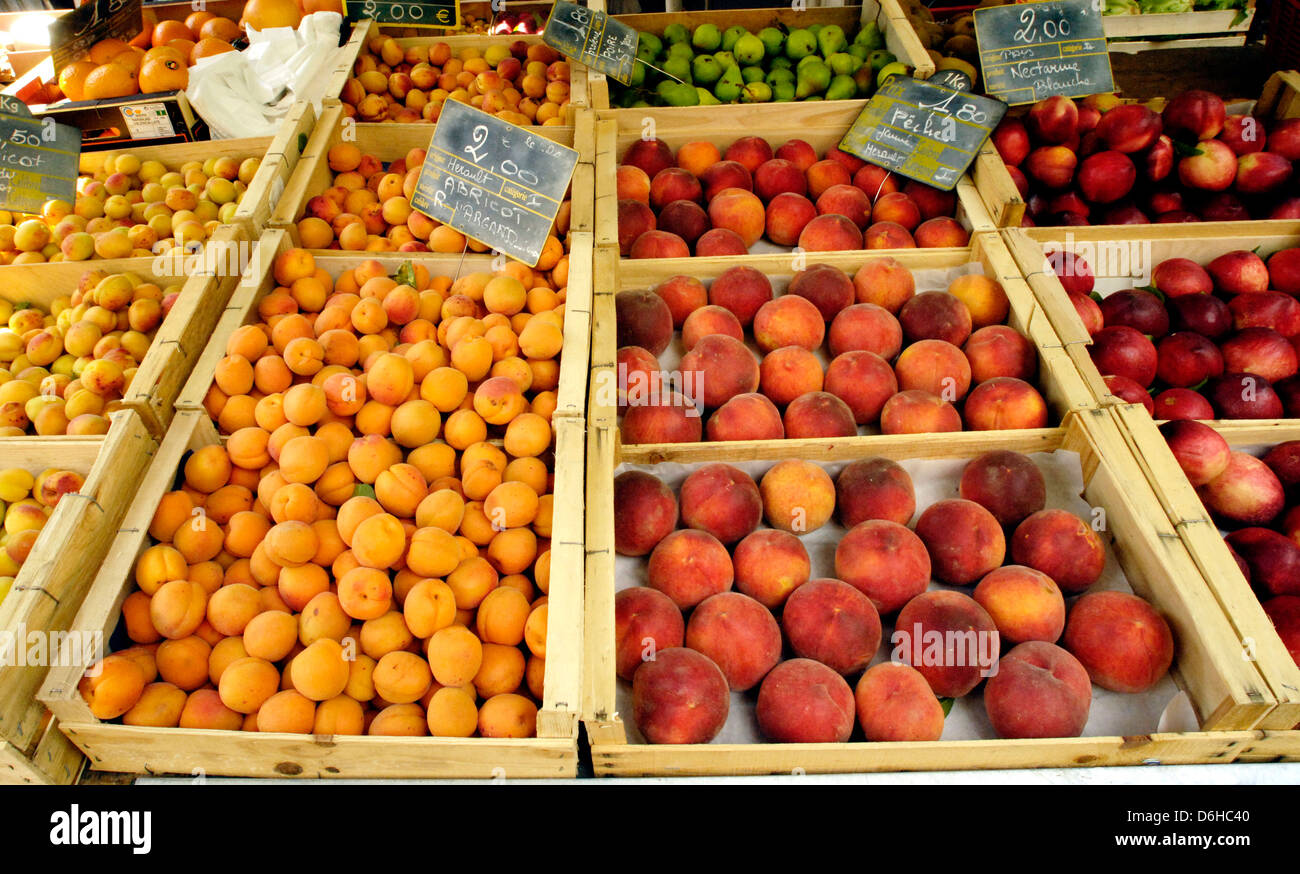 Fruta para la venta en el mercado francés de alimentos Foto de stock