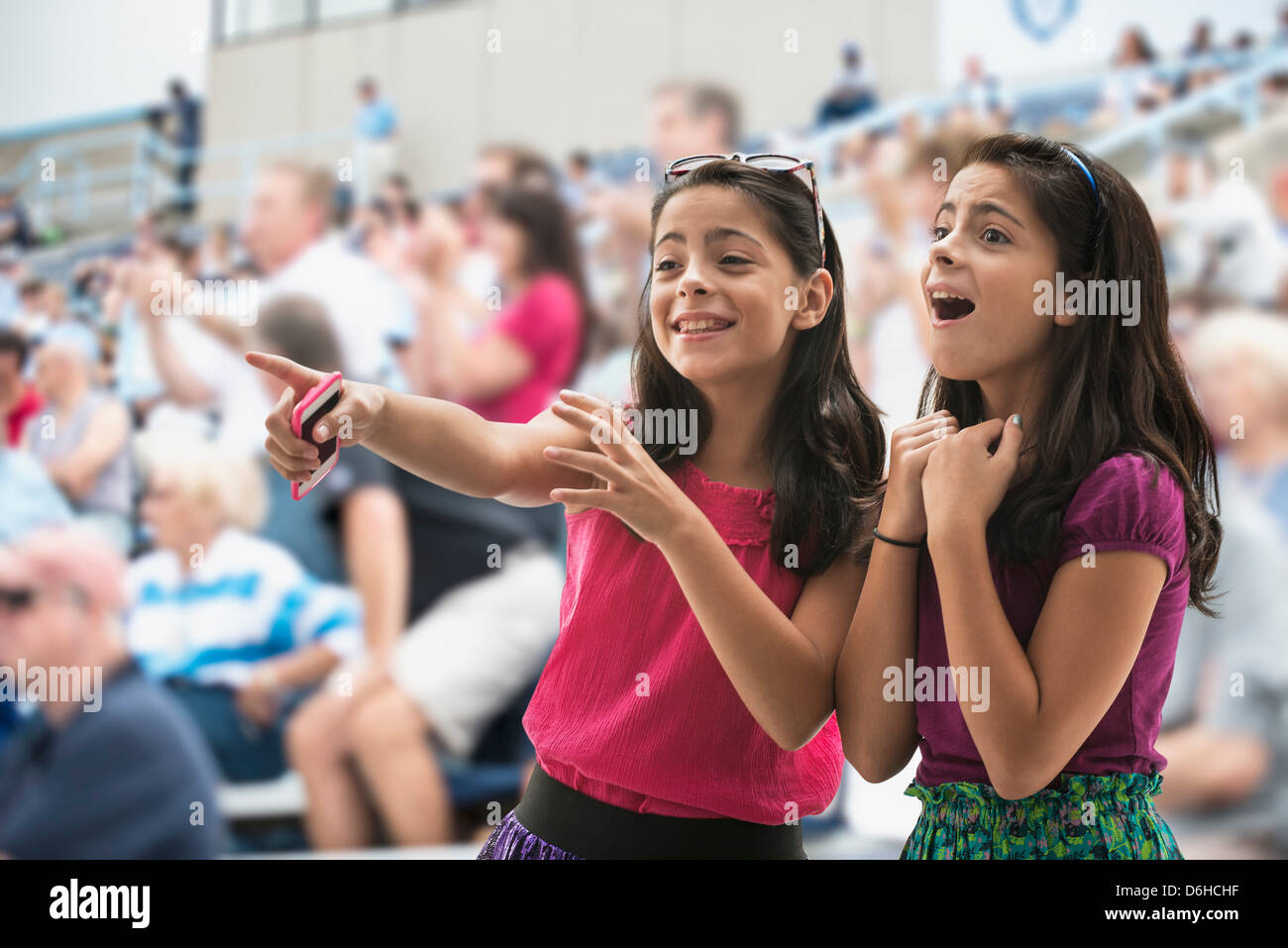 Adorar a las niñas en concierto pop Foto de stock