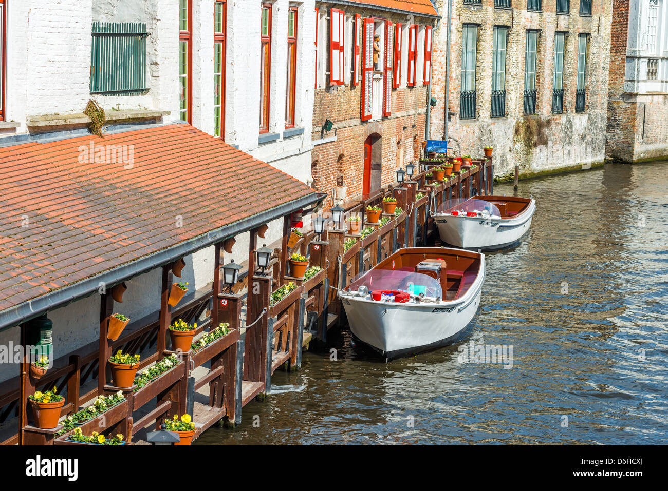 Canal y barco turístico en Brujas, Bélgica Foto de stock