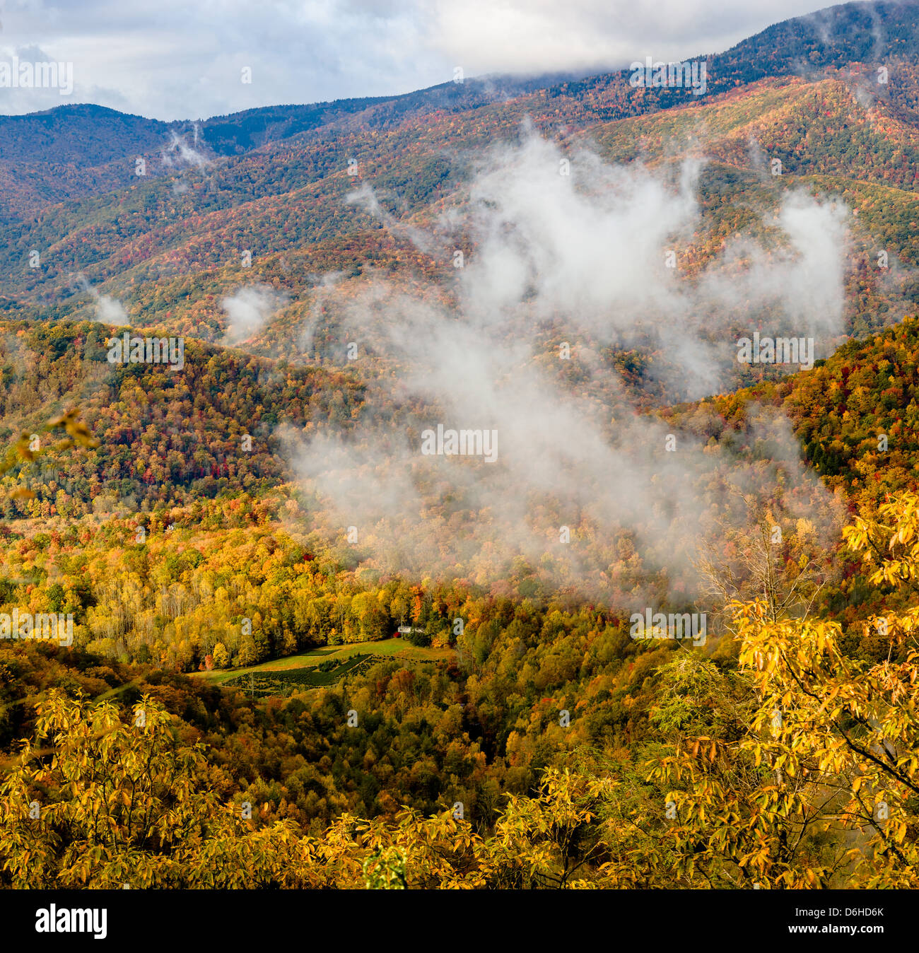 Las nubes se desplazan sobre el valle en las Montañas Negras vistas en el Blue Ridge Highway en el oeste de Carolina del Norte en el otoño. Foto de stock
