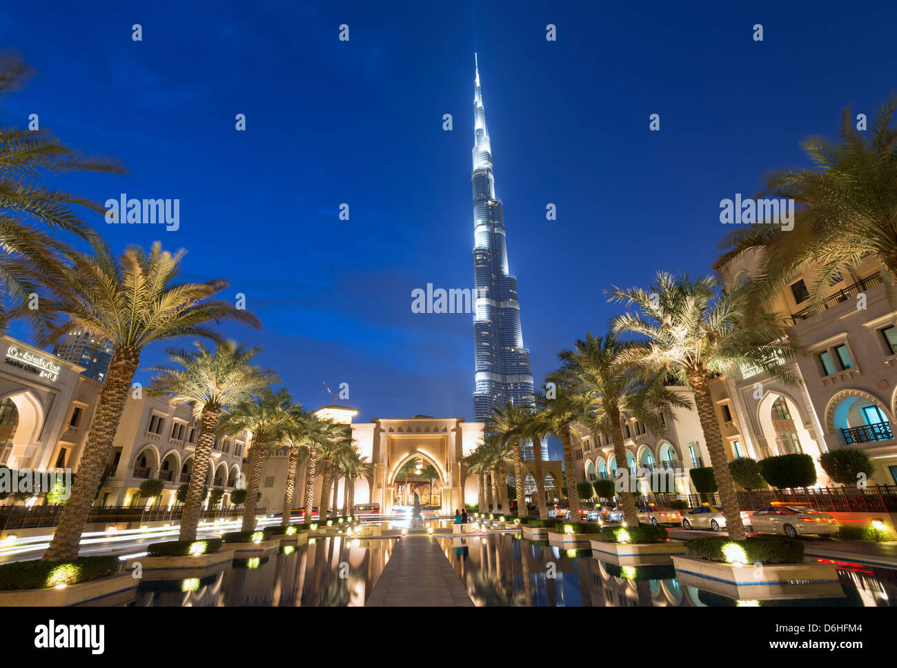 Vista nocturna de Burj Khalifa Torre del Palace Hotel en Dubai, Emiratos Árabes Unidos Foto de stock