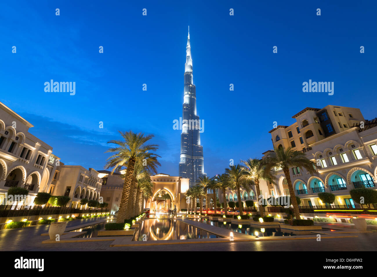 Vista nocturna de Burj Khalifa Torre del Palace Hotel en Dubai, Emiratos Árabes Unidos Foto de stock