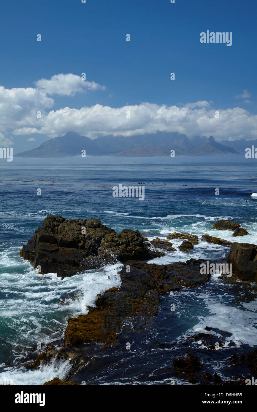 La Isla Robben, Bahía de la Mesa, y la montaña de la Mesa en la distancia, Ciudad del Cabo, Sudáfrica Foto de stock