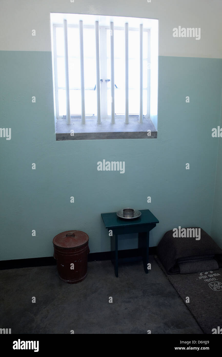 Nelson Mandela en su celda, la prisión de Robben Island, Bahía de la Mesa, Ciudad del Cabo, Sudáfrica Foto de stock