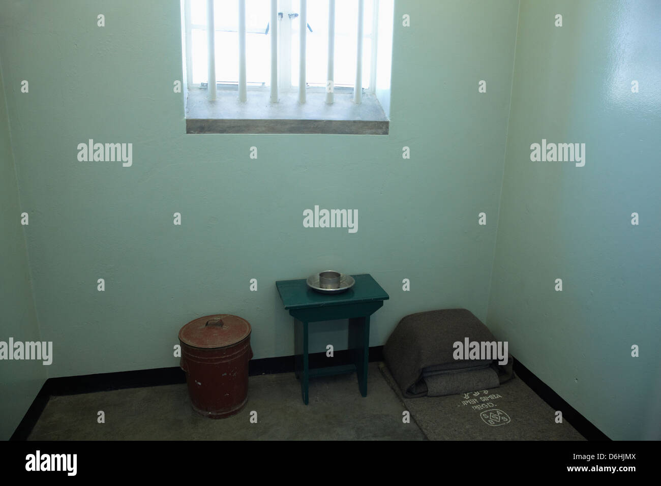 Nelson Mandela en su celda, la prisión de Robben Island, Bahía de la Mesa, Ciudad del Cabo, Sudáfrica Foto de stock