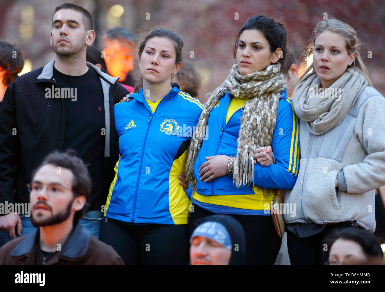 Vigilia con velas en el Boston Common tras las explosiones en la línea de meta de la Maratón de Boston Foto de stock