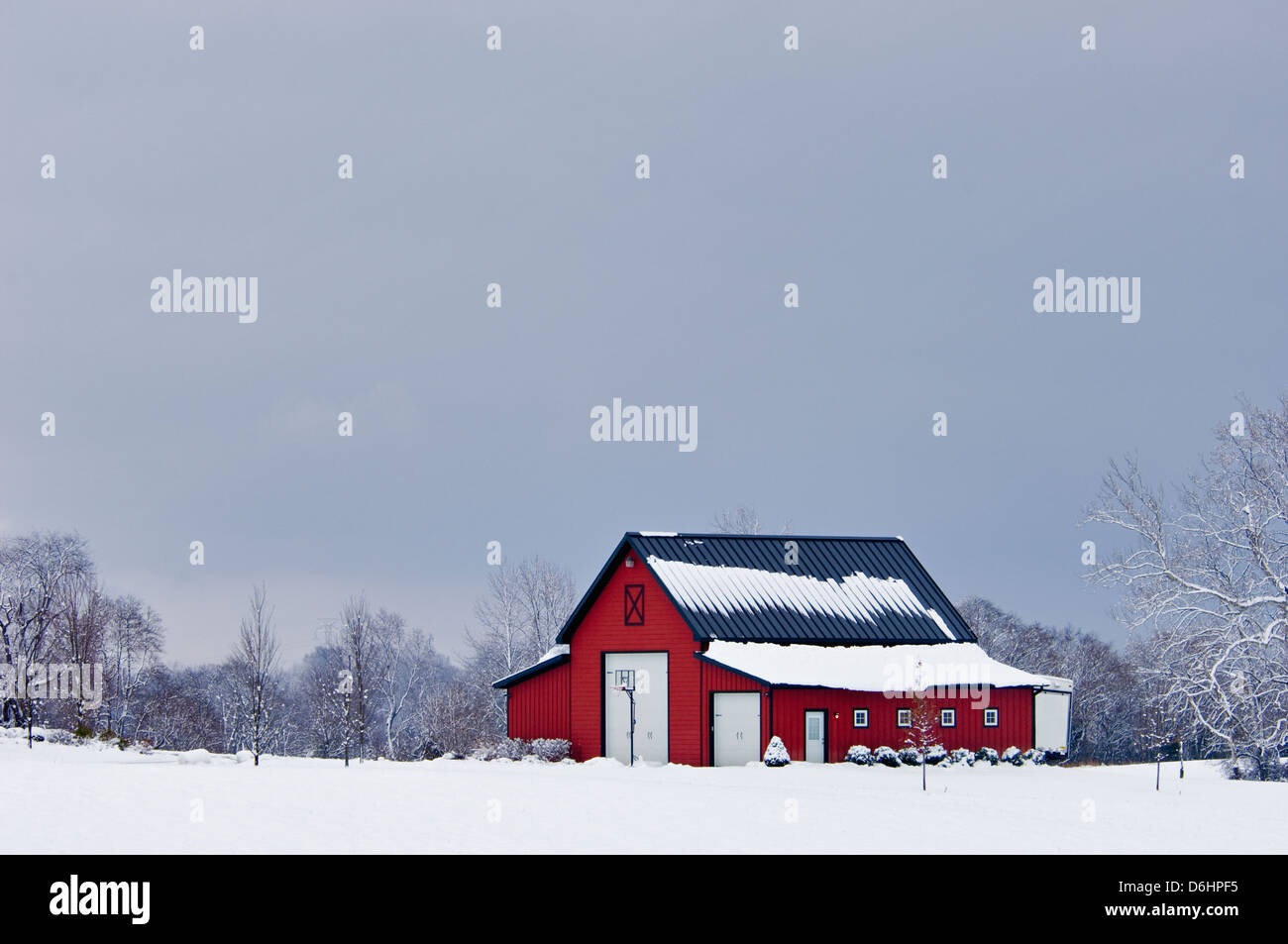 Granero rojo y nueva nieve en Floyd County, Indiana Foto de stock