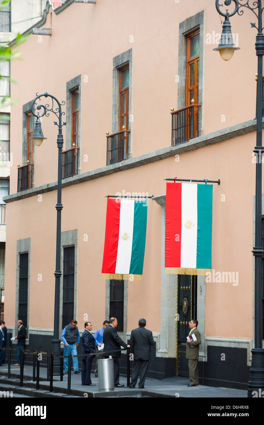 Banderas mexicanas y empresarios, Distrito Federal, Ciudad de México, México América del Norte Foto de stock