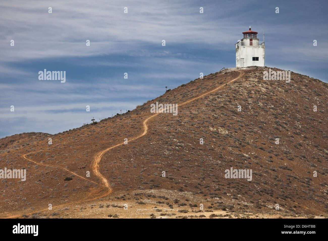 Un camino conduce hasta una colina al faro utilizados actualmente en la Isla San Benito Oeste, Norte de Baja California, México Foto de stock
