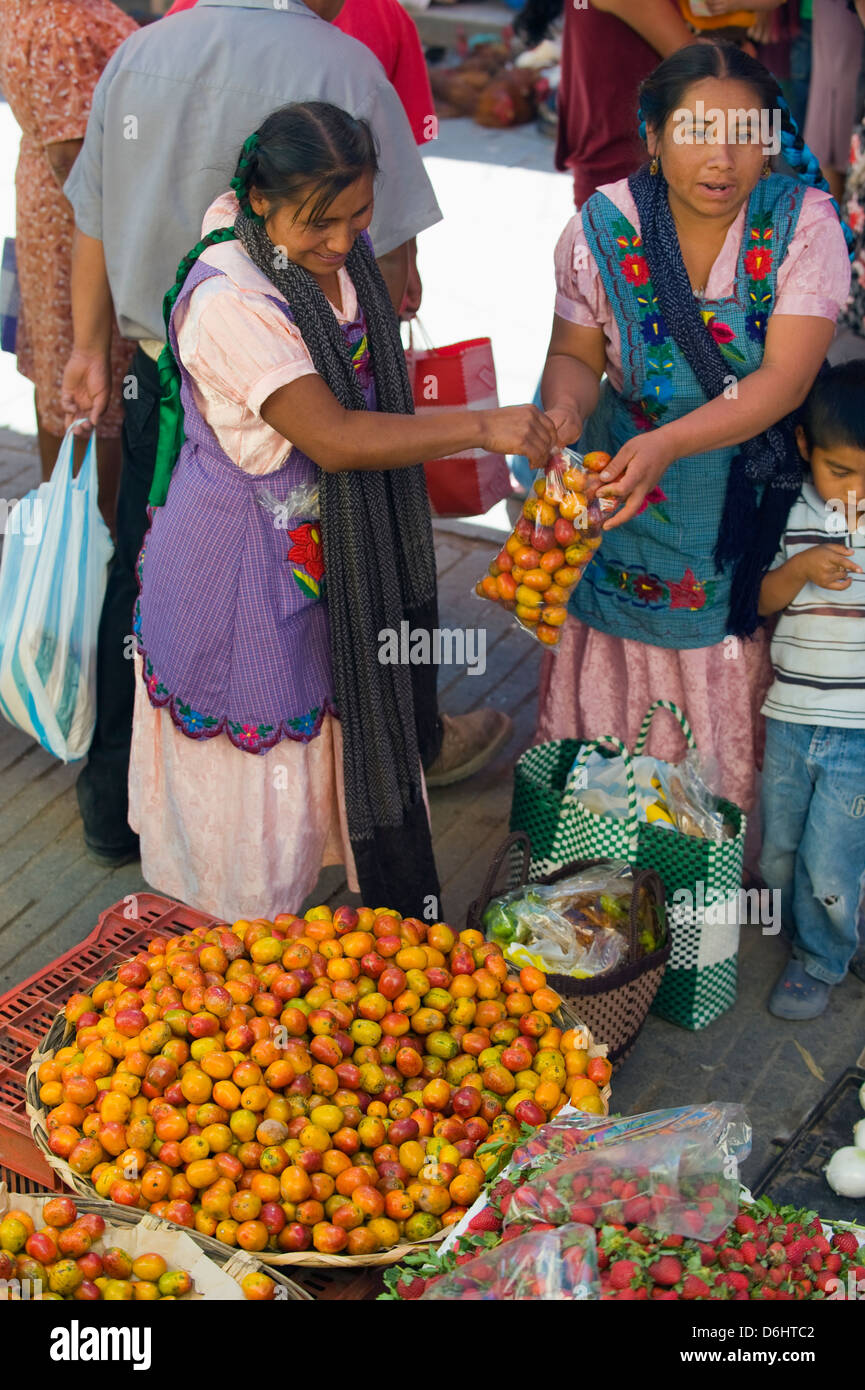 Puesto de frutas, mercado dominical de Tlacolula, en el estado de Oaxaca, México, América del Norte Foto de stock