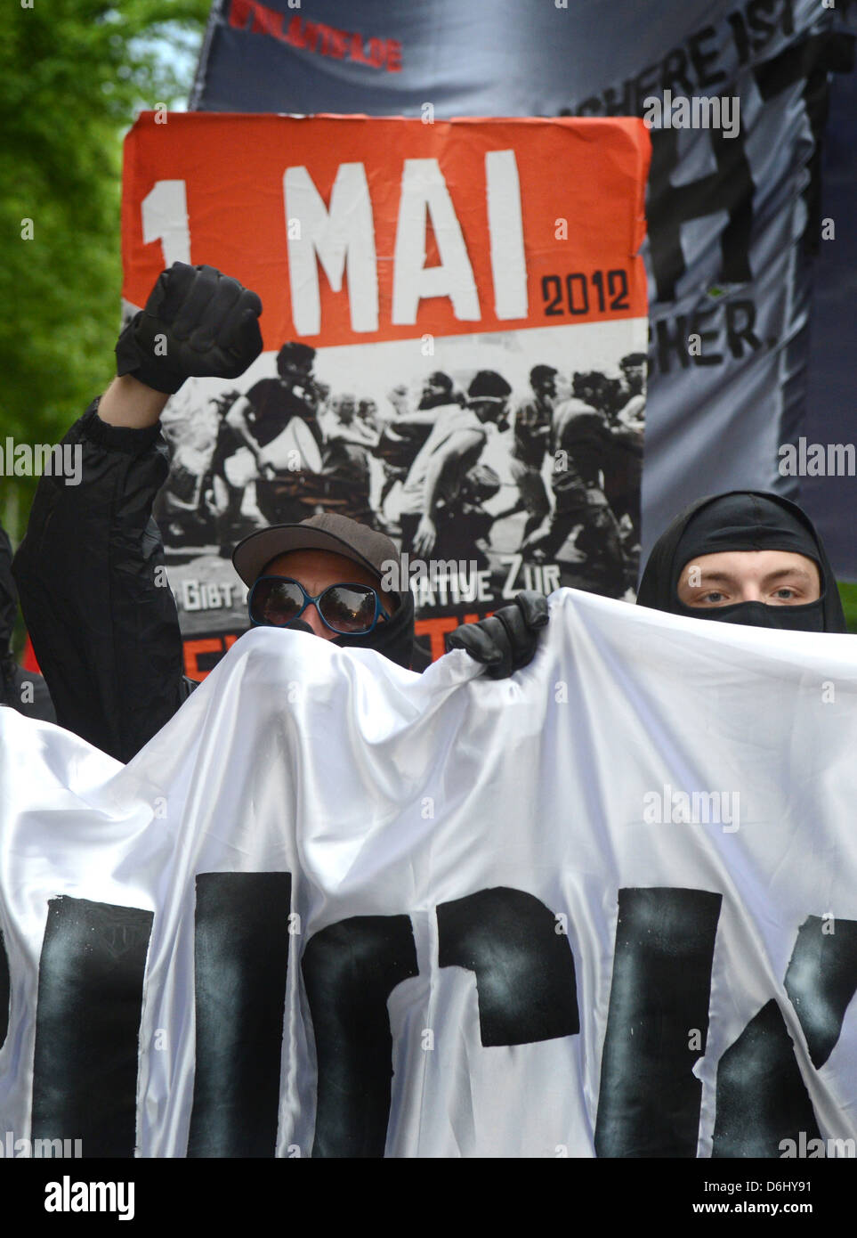 Berlín, Alemania, el 1 de mayo de 2012 Manifestación en Kreuzberg, autónomos con pancartas de protesta Foto de stock